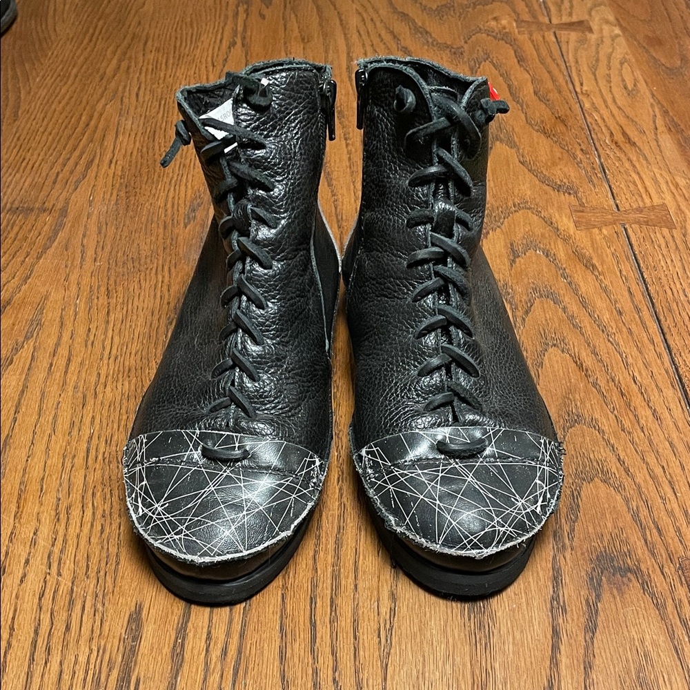 Unique clamp Black Leather with white accent Women's Boots size 37 (6.5/7)